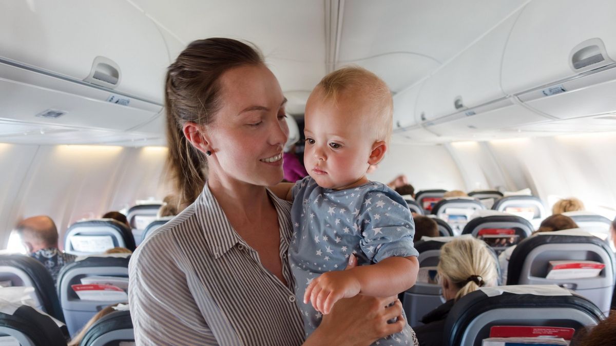 Letušky chtějí zakázat malým dětem sedět na klíně rodičů